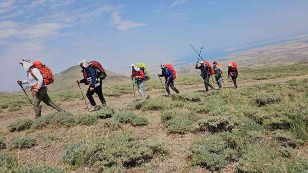 İranlı 13 dağcı, Süphan Dağı'nın zirvesine ulaştı