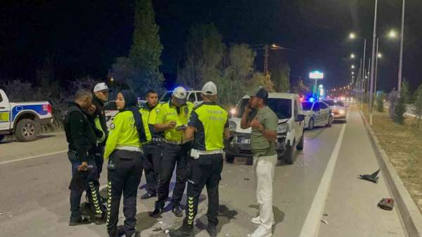 Karaman'da üç aracın karıştığı kazada 2 kişi yaralandı