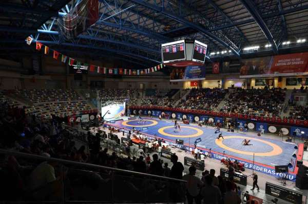Kocaeli'deki uluslararası güreş turnuvası genç sporculara ilham oluyor