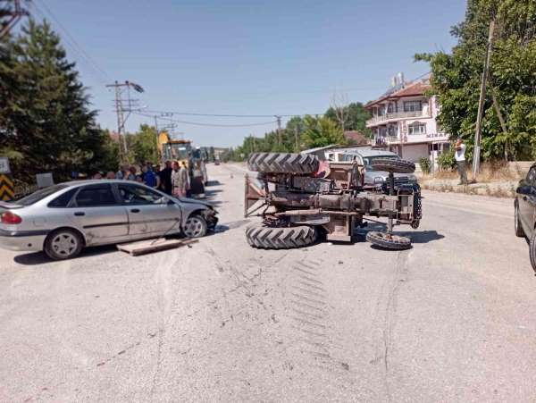 Otomobilin çarptığı traktör yan yattı