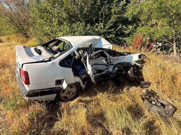 Otomobillerin çarpıştığı kazada bir kişi öldü 3 kişi yaralandı