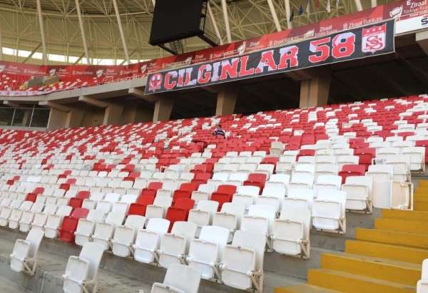 4 Eylül Stadyumu'ndaki kırık koltuklar yenileniyor 