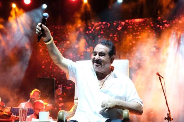 İzmir'de yıldızlar geçidi: İbrahim Tatlıses'ten muhteşem konser