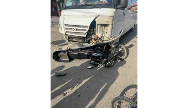 Minibüs ile motosikletin çarpıştığı kazada 3 kişi yaralandı