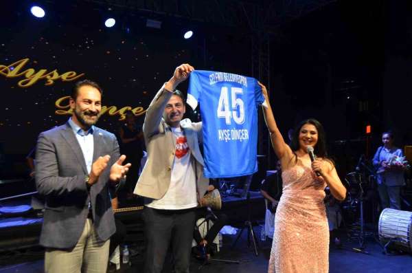 Ayşe Dinçer, Selendi'de binlerce vatandaşı coşturdu