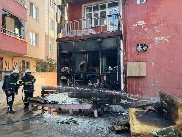 Balkonda çıkan yangın eşyaları küle çevirdi