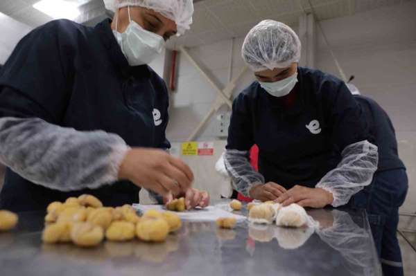 Başkan Atay'ın kurduğu 'Kadın Emeği Tarımsal Ürün Fabrikası'nın ürünleri sofraları süslemeye devam ediyor