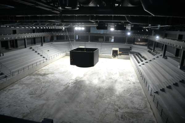 Çayırova'daki spor kompleksinde tribün koltuklarının montajına başlandı