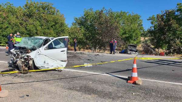 Demirci'de feci kaza: 3 ölü, 2 yaralı