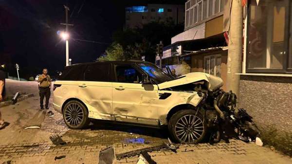 Osmaniye'de lüks ciple kamyonetin karıştığı kazada 4 kişi yaralandı