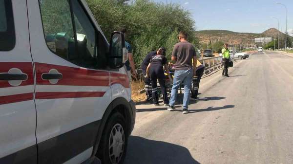 Tavşanlı'da motosiklet kazası, sürücü kask sayesinde ölümden öndü