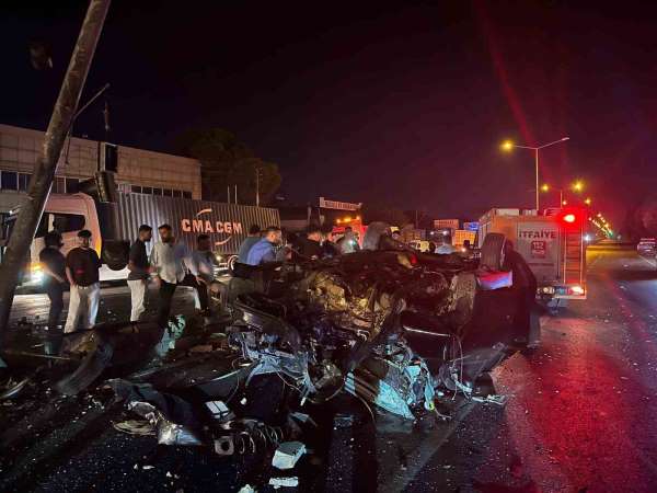 Aydın'da direğe çarpan otomobil paramparça oldu: 4 yaralı