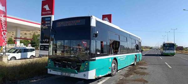 Minibüsün yolcu otobüsüne çarptığı kaza kamerada