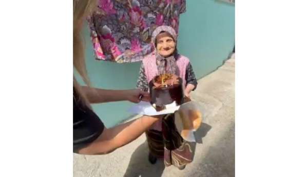 Samsun'da yaşlılara doğum günü sürprizi: Büyüklerin yüzü pasta ile gülüyor