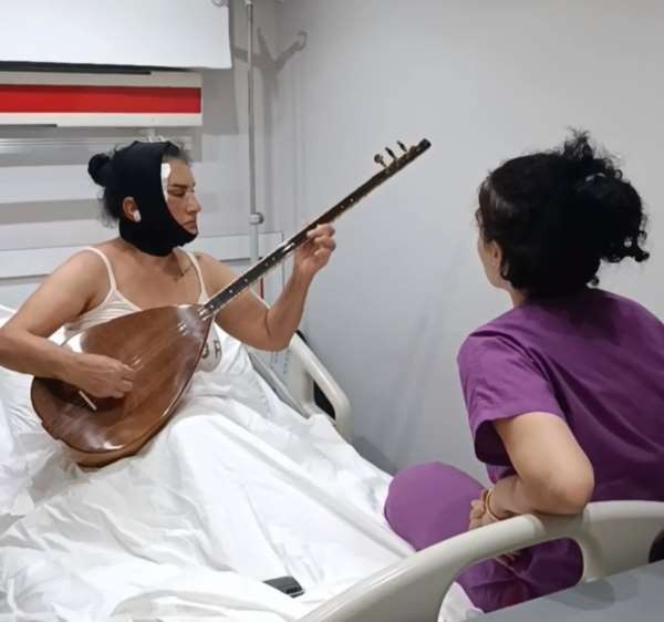 Yüz germe ameliyatı oldu, hastane odasında saz çaldı