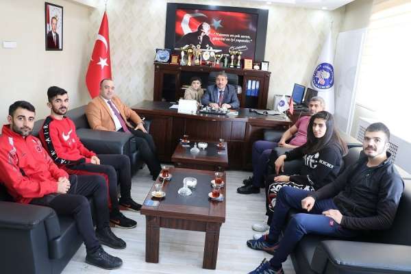 Ağrı'da başarılı sporcular Gençlik ve Spor İl Müdürünü ziyaret etti