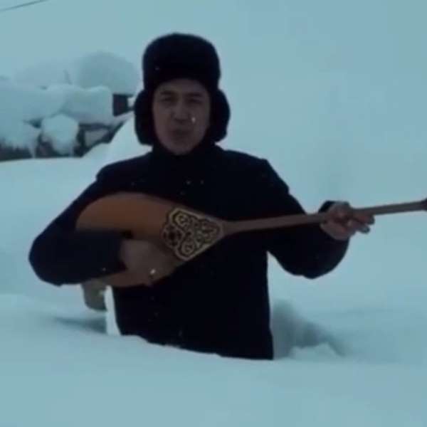 Kazakistan'da karda mahsur kalan ozandan dombıralı yardım çağrısı 
