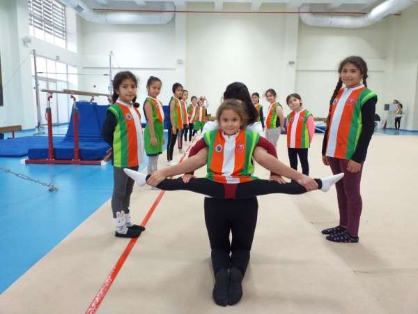 Kepez' de çocuklara cimnastik eğitimi 