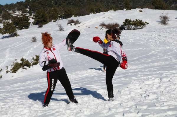 Milli sporcular karla kaplı Spil Dağı'nda güç depoladı 