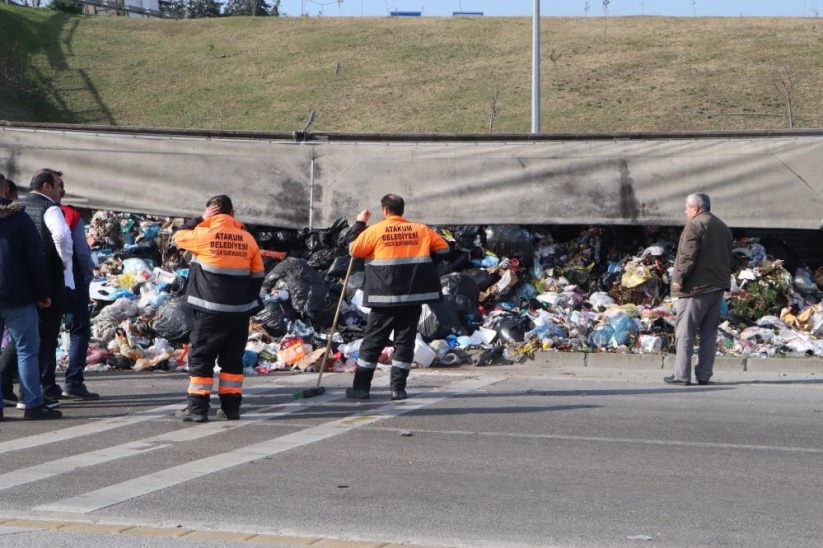 Atakum Belediyesinin çöp tırı devrildi, çöpler yola saçıldı