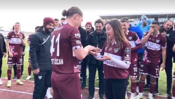 Bandırmasporlu oyuncudan sahada sevgilisine sürpriz evlenme teklifi - Balıkesir haber