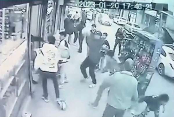 Kavgayı ayırmaya çalışan esnafa tüplü saldırı kameraya yansıdı - İstanbul haber