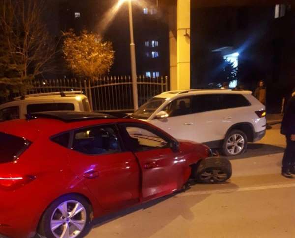 Üç aracın karıştığı kazada 2 kişi yaralandı - Malatya haber