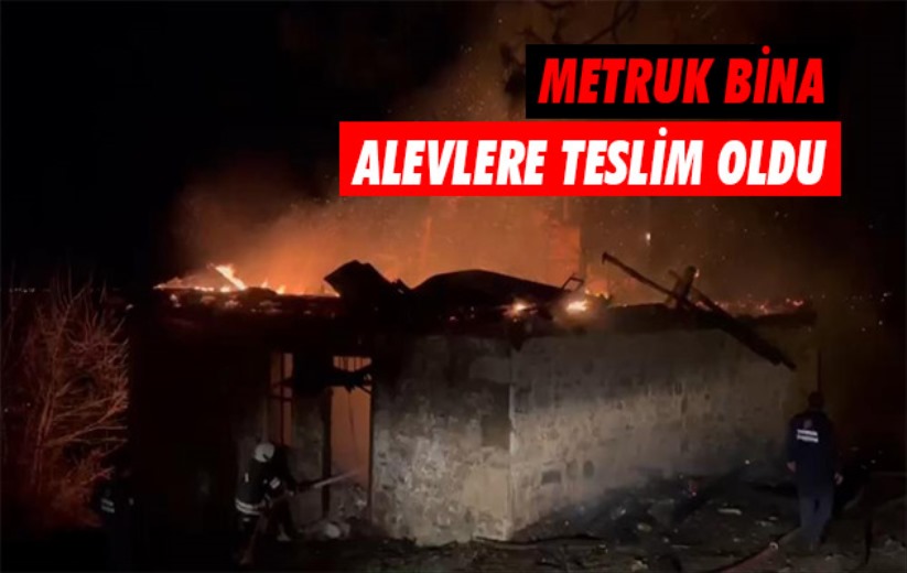 Samsun'da metruk bina alevlere teslim oldu