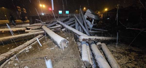 Tokat'ta tomruk yüklü tır devrildi, çevre yolu ulaşıma kapandı