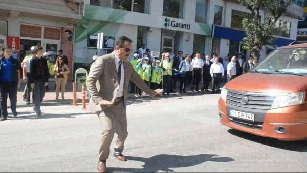 Bilecik Valisine 'Yaya Geçidi Nöbeti' etkinliğinde az kalsın araba çarpıyordu 