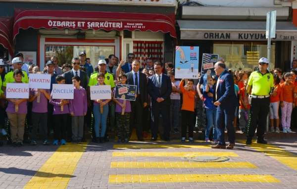 Yaya geçitlerinde farkındalık nöbeti