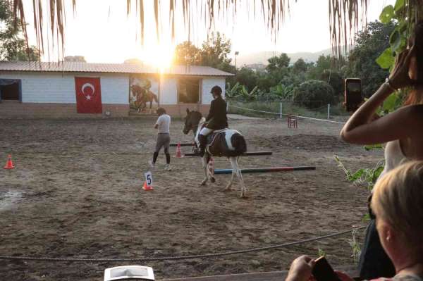 Rusya uyruklu çocuklar binicilik yarışında ter döktü