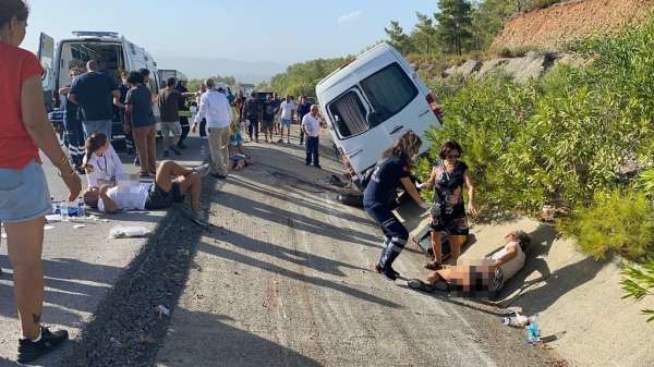 Tur otobüsü kaza yaptı: 1'i ağır 10 yaralı