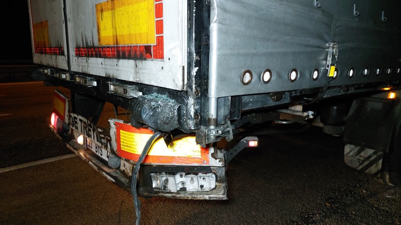 Tıra çarpan otomobil şarampole yuvarlandı