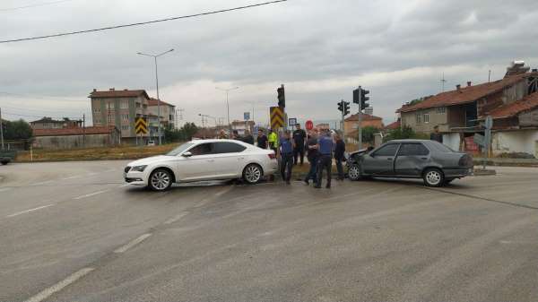 Suluova'da otomobiller çarpıştı: 2 yaralı