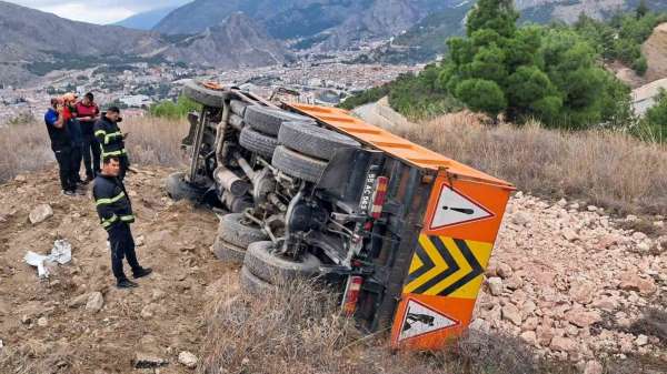 Amasya'da taş yüklü kamyon şarampole devrildi: 1 yaralı