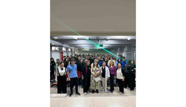 Öğrenciler için çifte kazanım: Hem bilim hem İngilizce pratiği