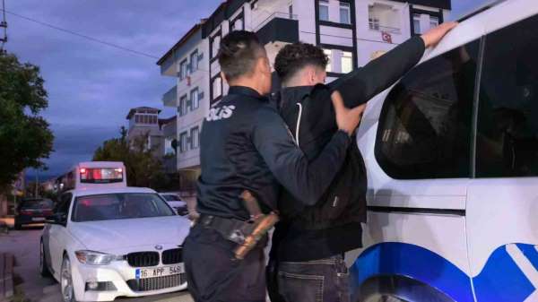 Ehliyet sınavında düzenekle yakalandı, gözaltına alındı