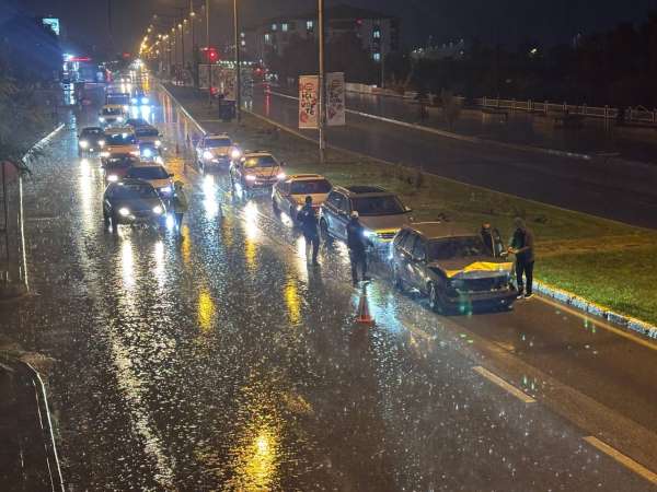 Erzincan'da sağanak yağış kazayı beraberinde getirdi: 5 araç çarpıştı