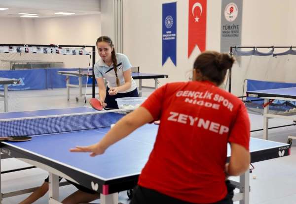 Niğde'de Amatör Spor Haftası'nda masa tenisi heyecanı