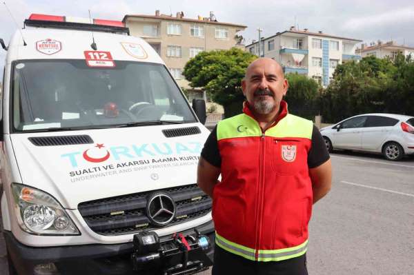 Su altında kalan mezarların başında dua etti