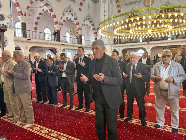 Van'da 15 Temmuz şehitleri dualarla anıldı