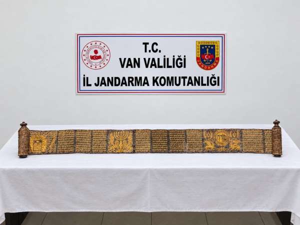 Van'da jandarmadan tarihi eser operasyonu: Altın yaldız işlemeli Tevrat ele geçirildi