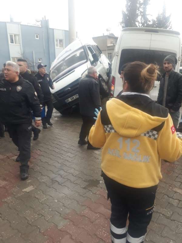 Osmaniye'de öğrenci taşıyan iki minibüs kaza yaptı: 20 yaralı 
