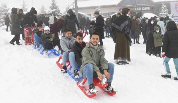 Öğrenciler Akdağ'da kayak keyfi yaptı