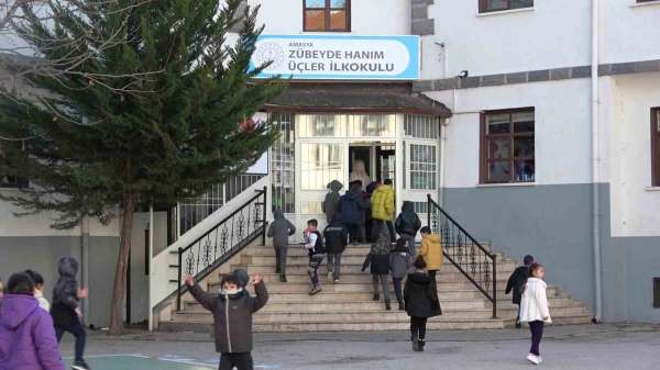 Bütün okul yağan karın altında oynadı, valilik o görüntüleri paylaştı