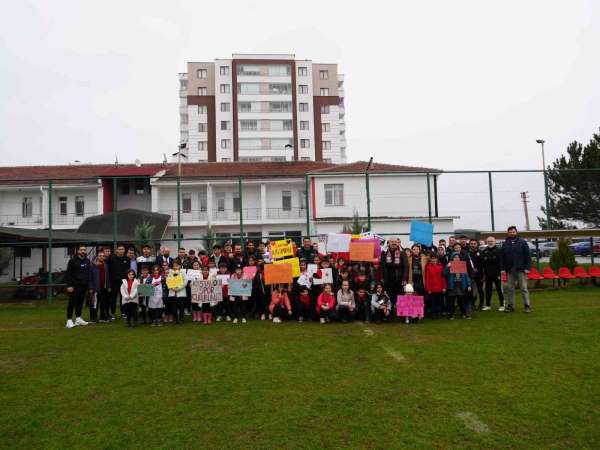 Kastamonuspor'un minik taraftarlarından futbolculara moral ziyareti