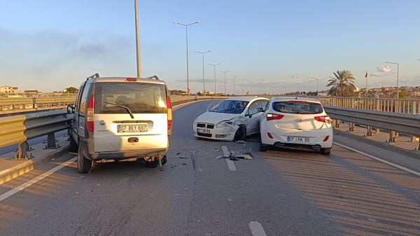 Antalya'da 3 araçlı zincirleme kaza: 2 yaralı