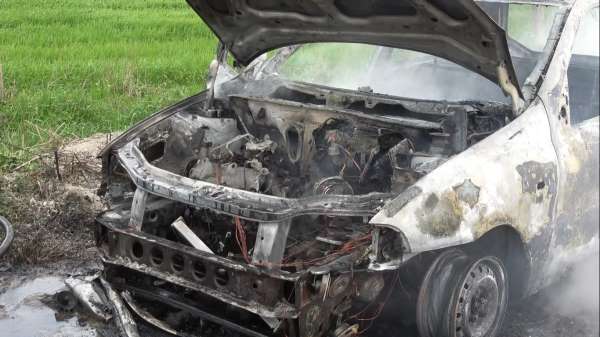 Bafra'da otomobil alevlere teslim oldu