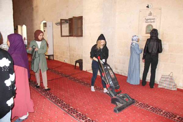 Mardin'de üniversite öğrencileri tarihi Ulu Cami'yi temizledi